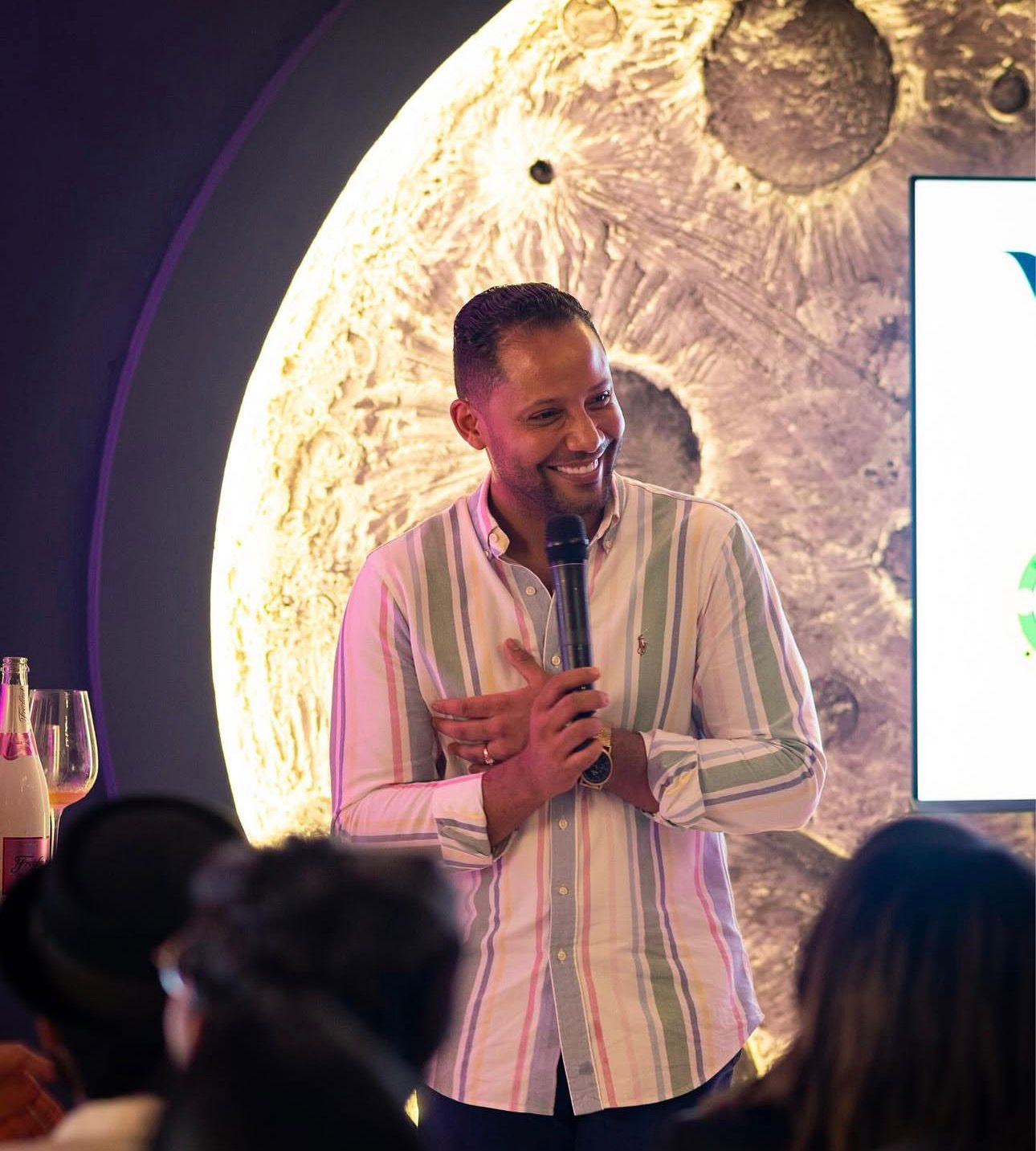 Speaker presenting at ABC del Vino event